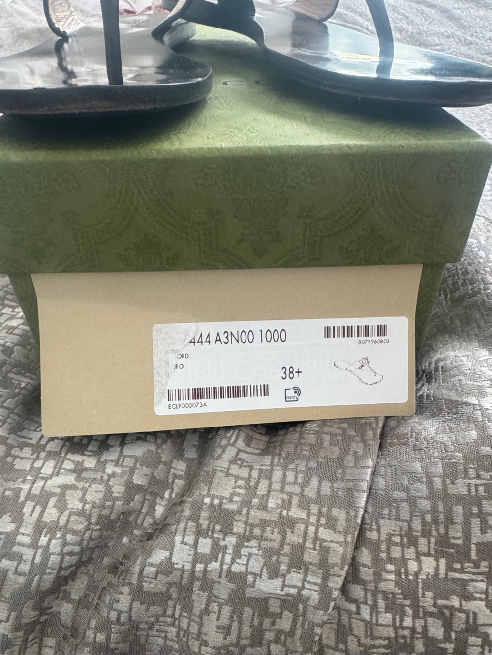 Gucci Black Leather GG Thong Sandals with Gold Logo - Picture 2 of 4